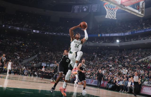 开云app-统治攻防两端+还在进化！字母哥已成篮网无解难题